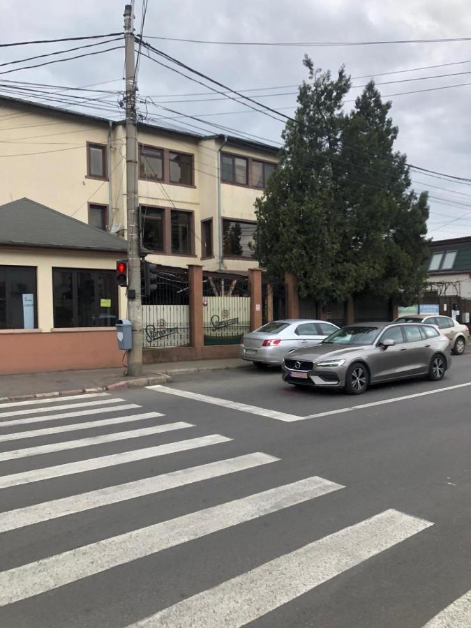 Apartmán La O Barfa Ploieşti Exteriér fotografie