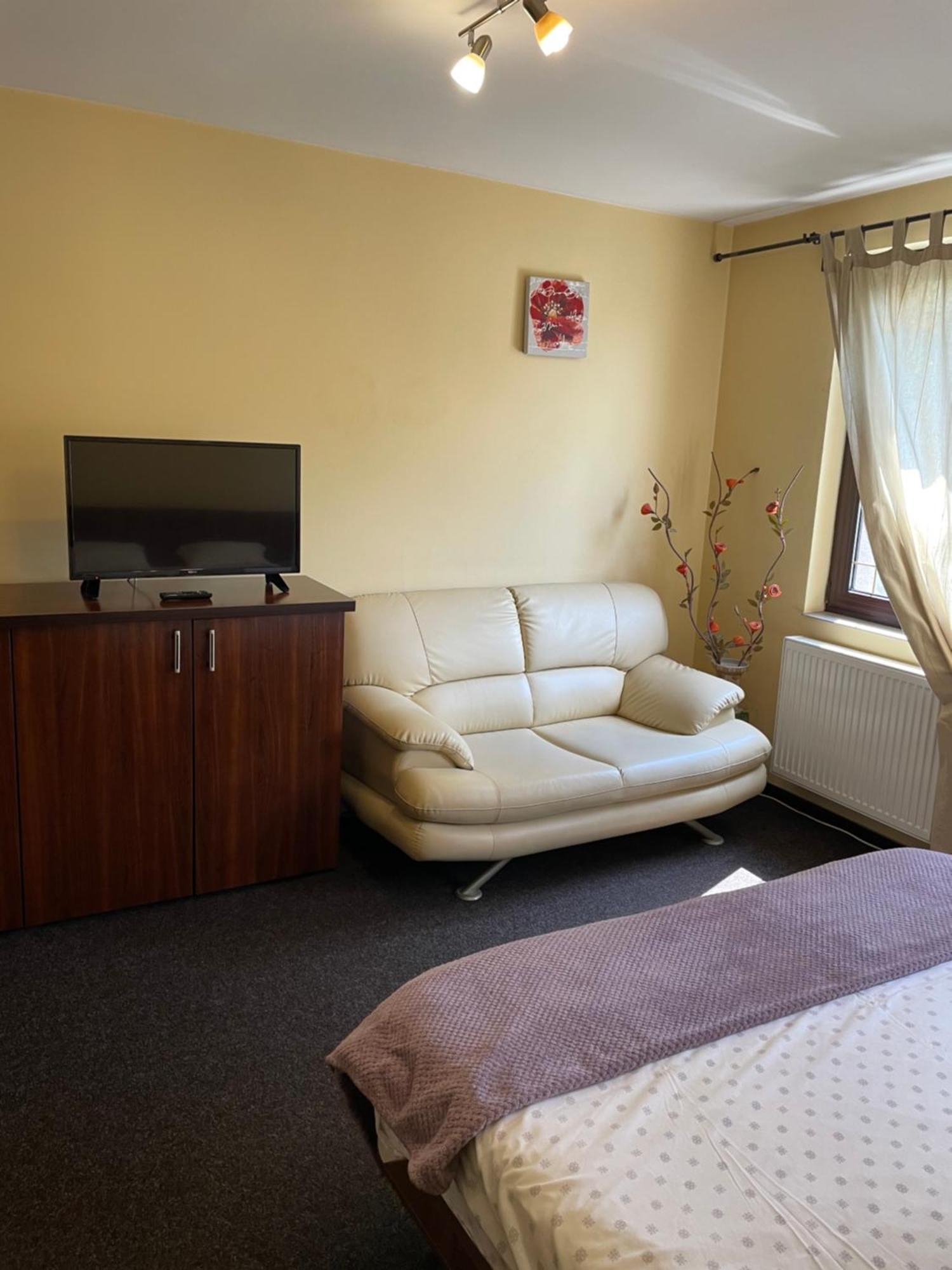 Apartmán La O Barfa Ploieşti Exteriér fotografie